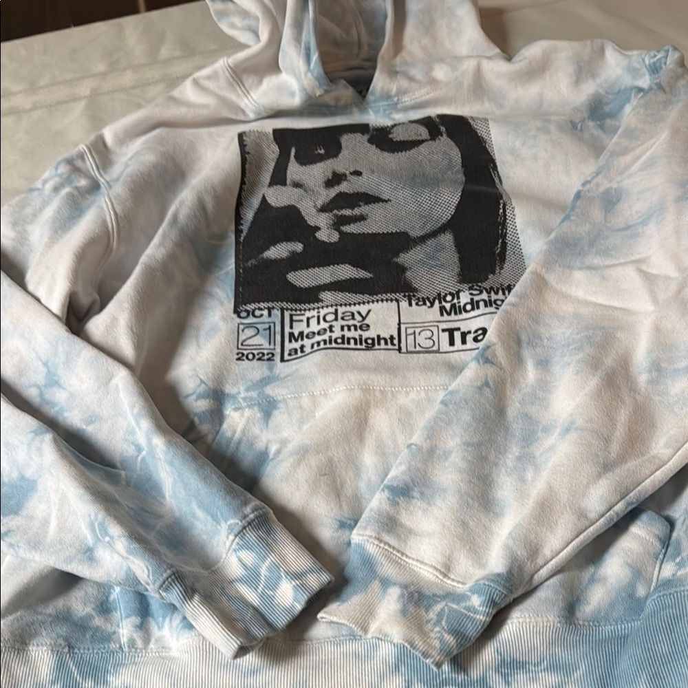 Taylor Swift Blue Sweatshirt & Hoodie with Graphic Design - Picture 5 of 6